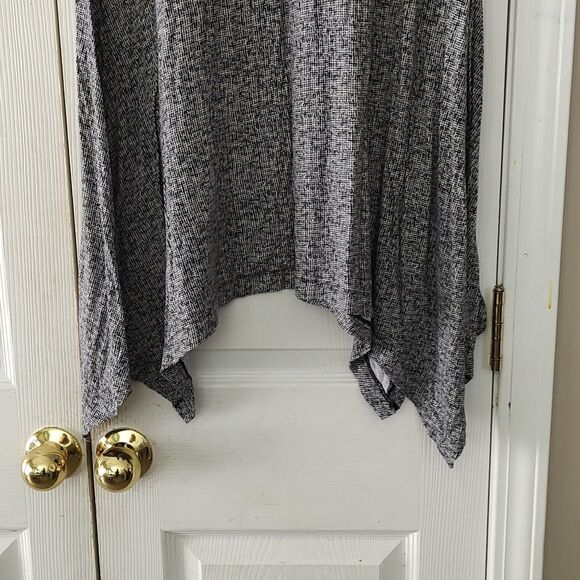 Chelsea & Theodore black white tunic shirt  Sz L - Picture 2 of 5